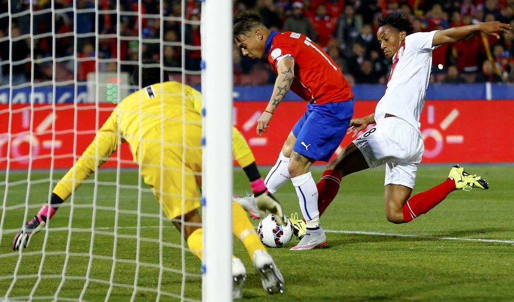 Il primo gol segnato da Vargas, autore di una doppietta (Reuters)